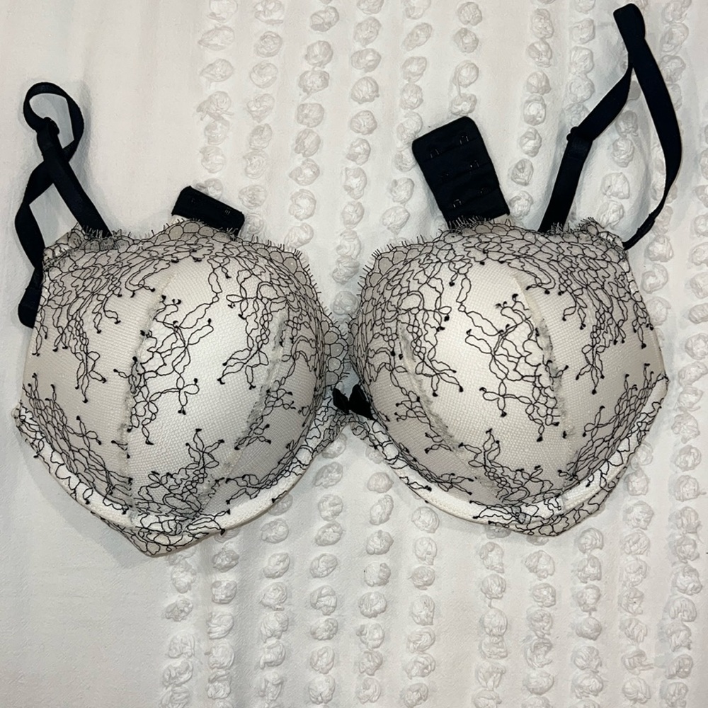 Victoria’s Secret bombshell plunge bra